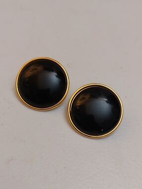 Vintage Classic Elegance Large Black Cabochon On Gold Tone Clip On Earrings